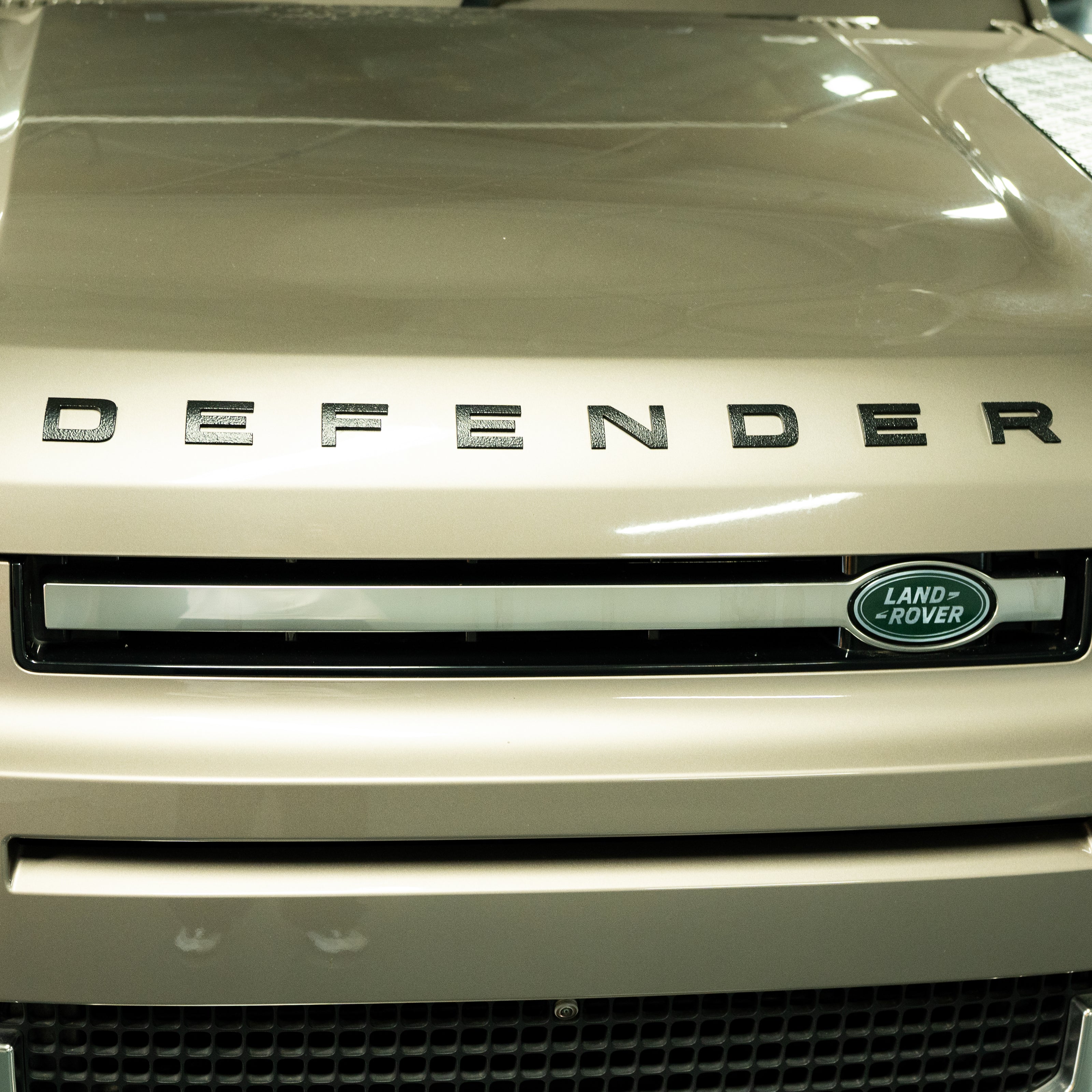 【工賃込・弊社取付】LAND ROVER ディフェンダー専用 フードエンブレム - ラプターライナー塗装仕上げ
