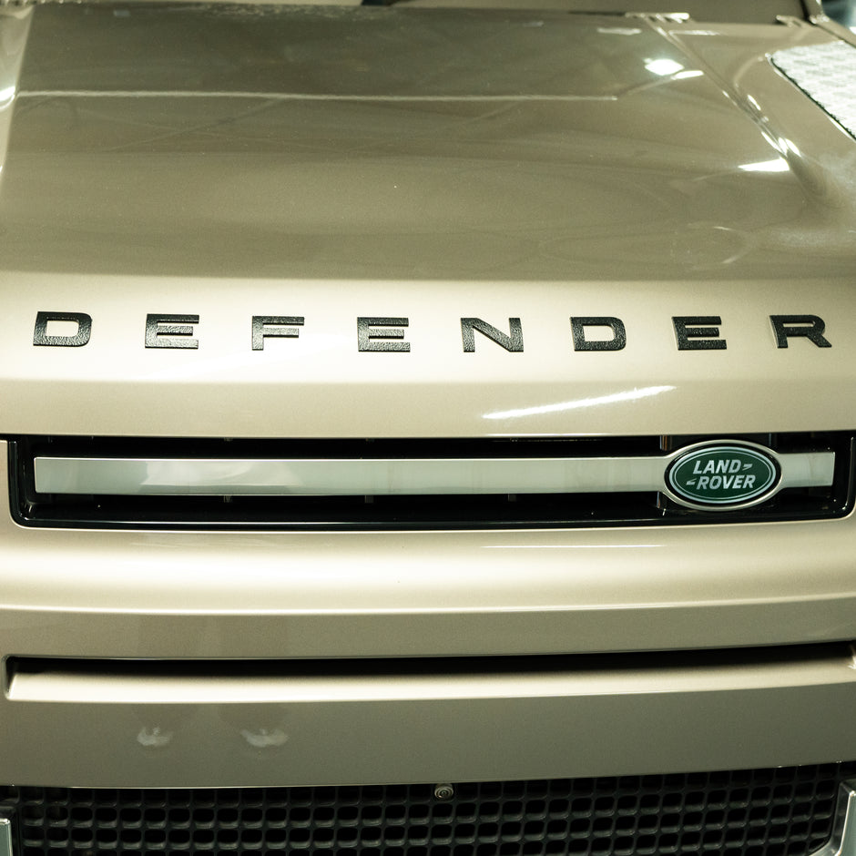 【工賃込・弊社取付】LAND ROVER ディフェンダー専用 フードエンブレム - ラプターライナー塗装仕上げ