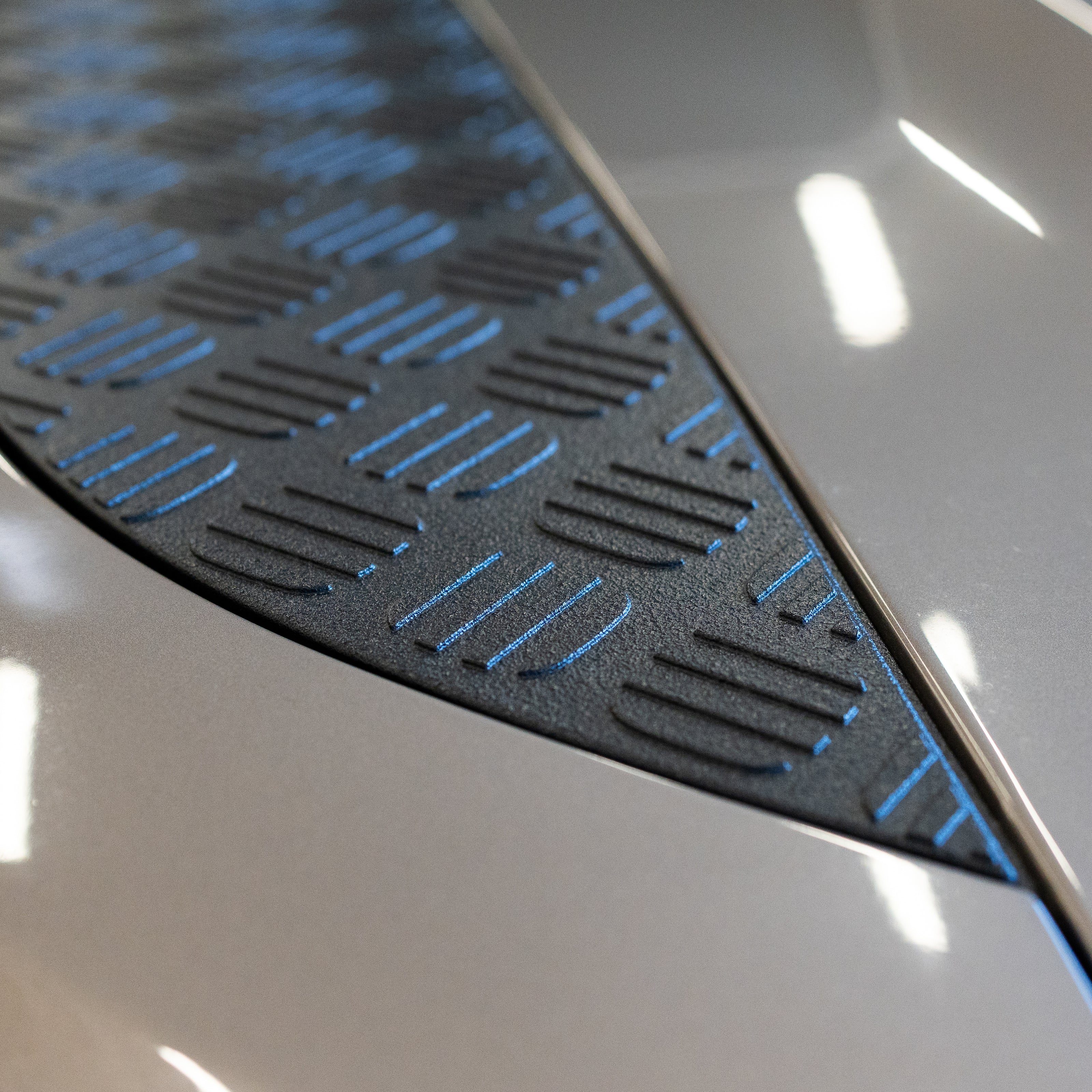 【工賃込・弊社取付】LAND ROVER ディフェンダー専用 ボンネットベント - ラプターライナー塗装仕上げ